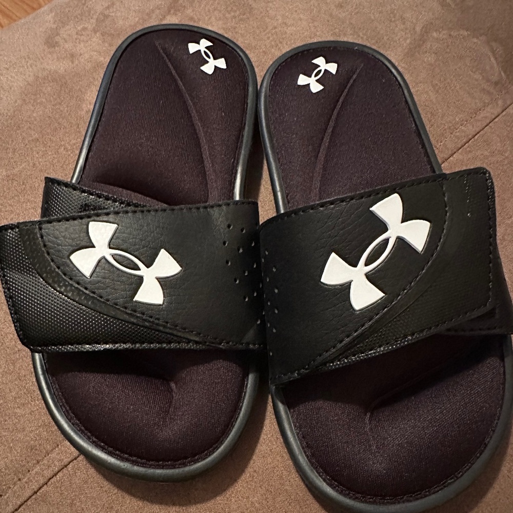 Under Armour Slides (size 2)